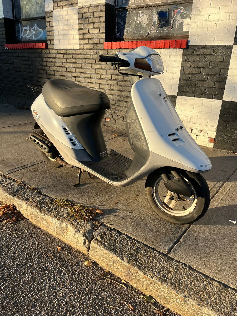 HONDA TACT グレー
　50cc 1988 Honda Tact – Pike Cycles